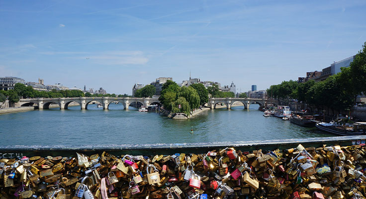 Le pont des Arts à Paris et ses innombrables cadenats