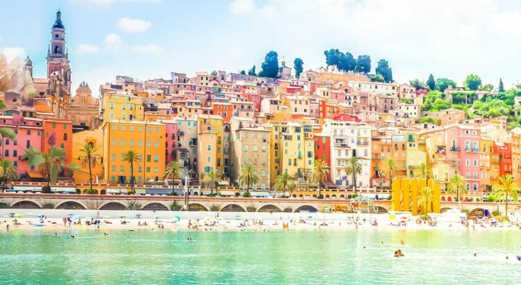 Ville de Menton sur la Côte d'Azur au printemps