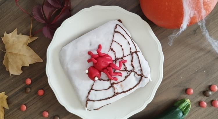 Délicieux gâteau au chocolat courgette décoration araignée pour Halloween by Homair